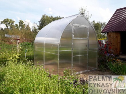 Skleník DROP 2 v záhrade
